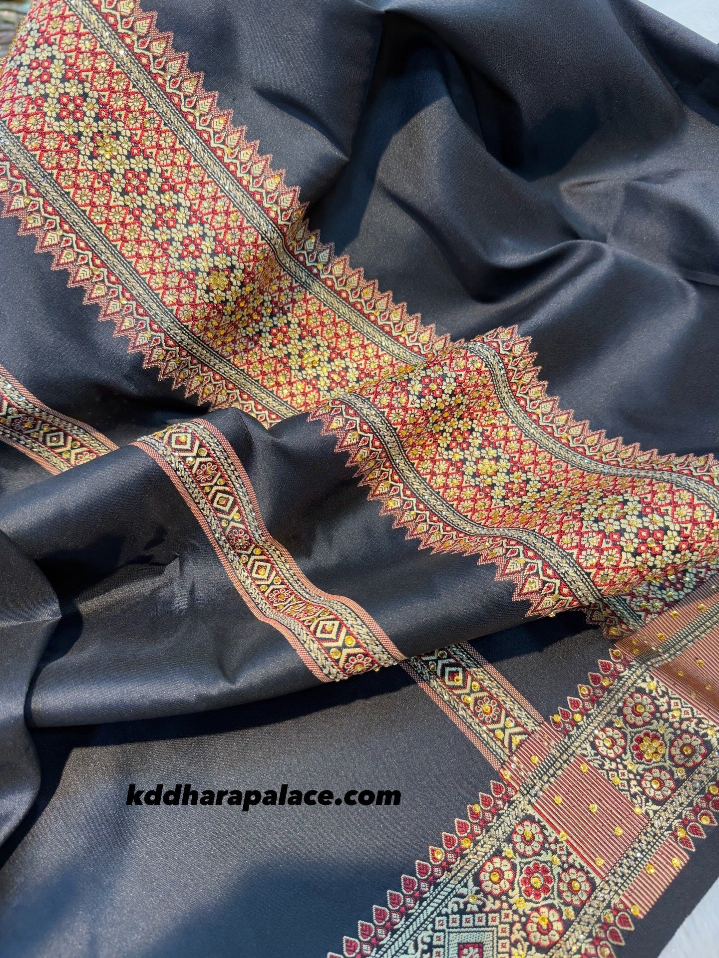 Black, bold, and absolutely breathtaking. π€ What do you think of the pretty combination on this classic Stone Dhara that pat dep thain borders add the perfect touch of royal elegance. Tag someone who would look stunning in this! π