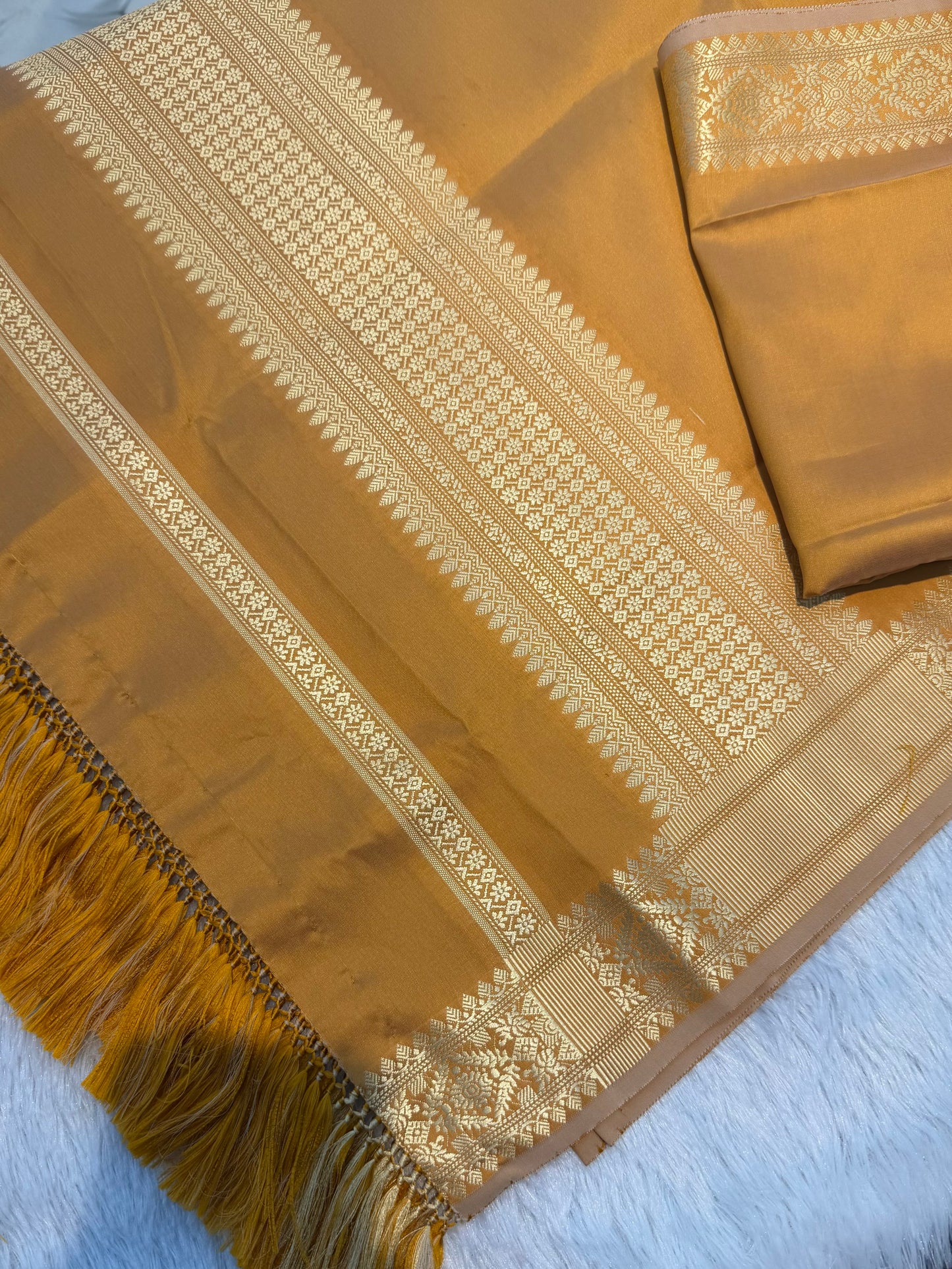 mastard colour with golden part unbelievable combination at your budget lah dep thain