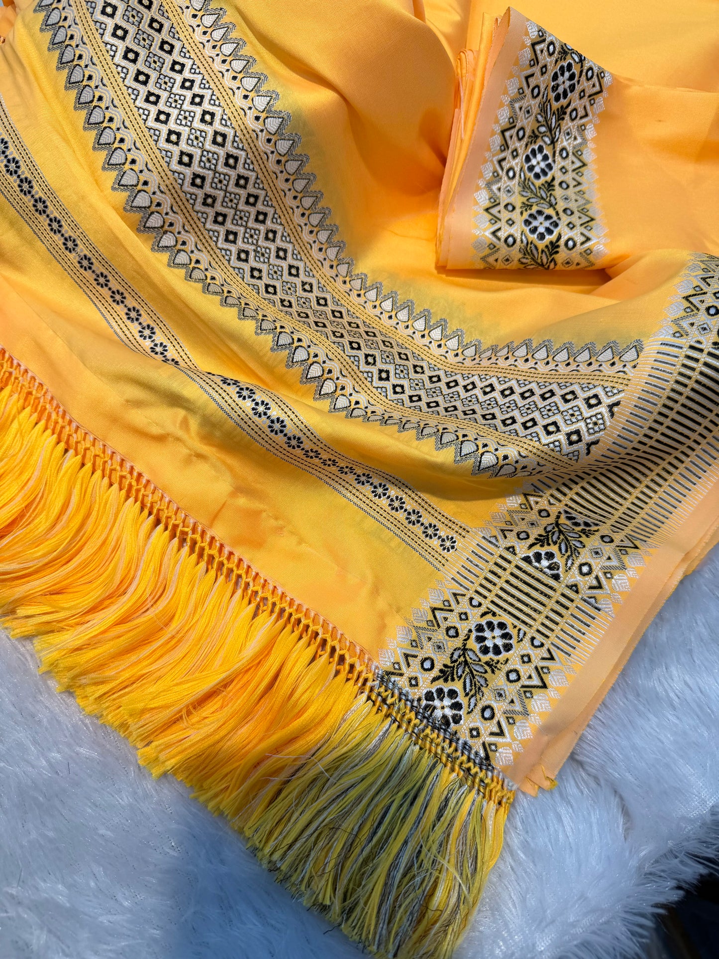 Enhance your wardrobe with the yellow artwork Delight Dhara lah dep thaih