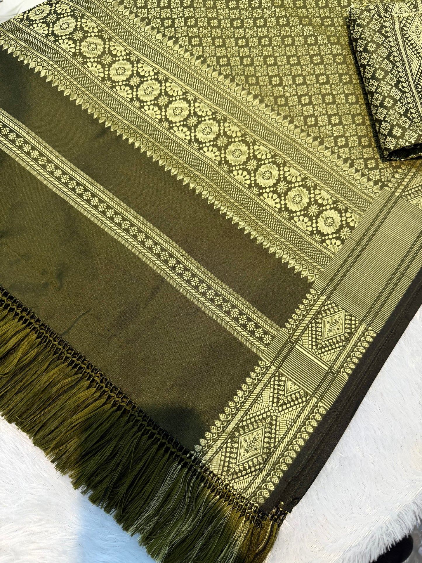 🌿 Regal Olive & Gold-Tone Semi-Khor Woven Piece 🌿