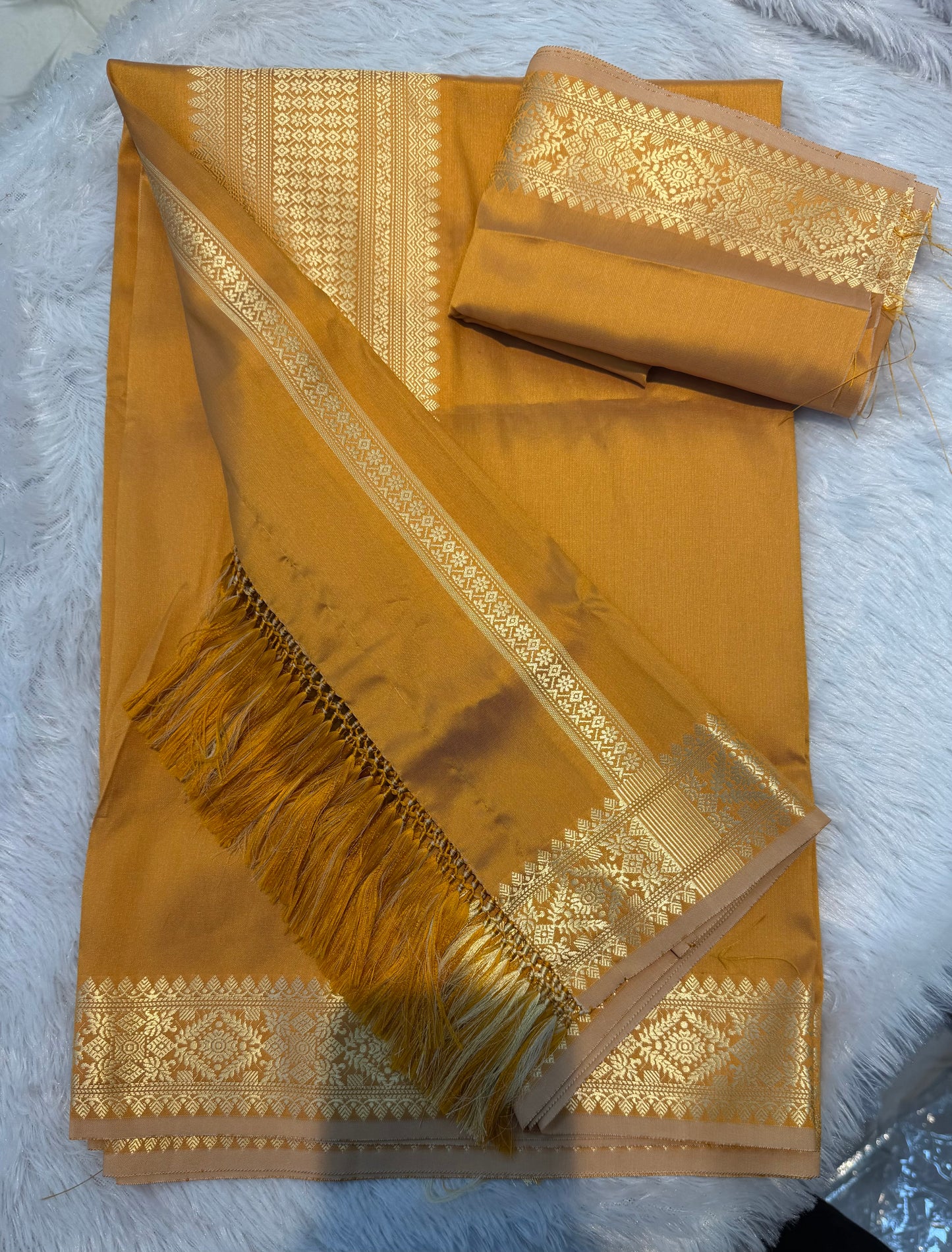 mastard colour with golden part unbelievable combination at your budget lah dep thain
