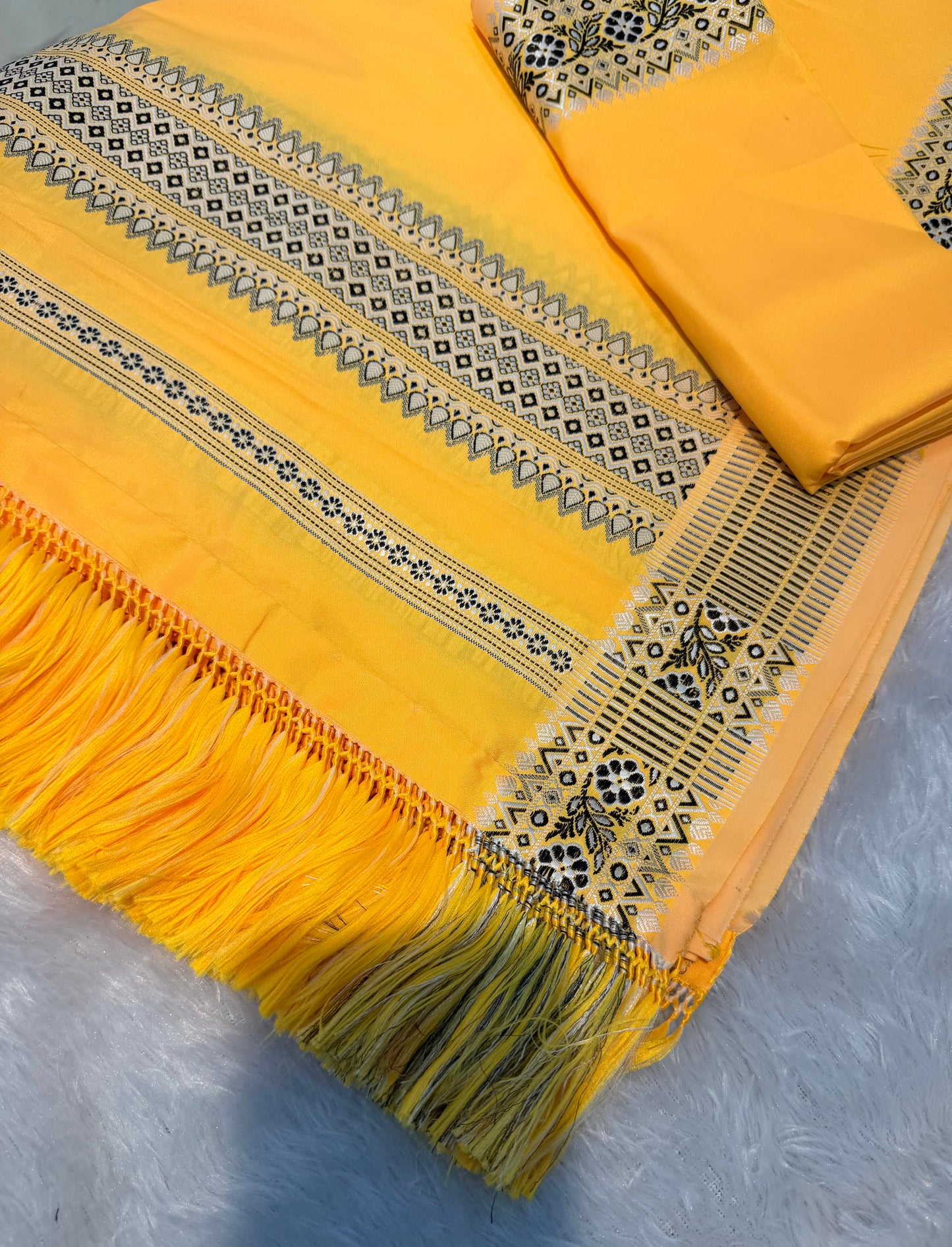 Enhance your wardrobe with the yellow artwork Delight Dhara lah dep thaih