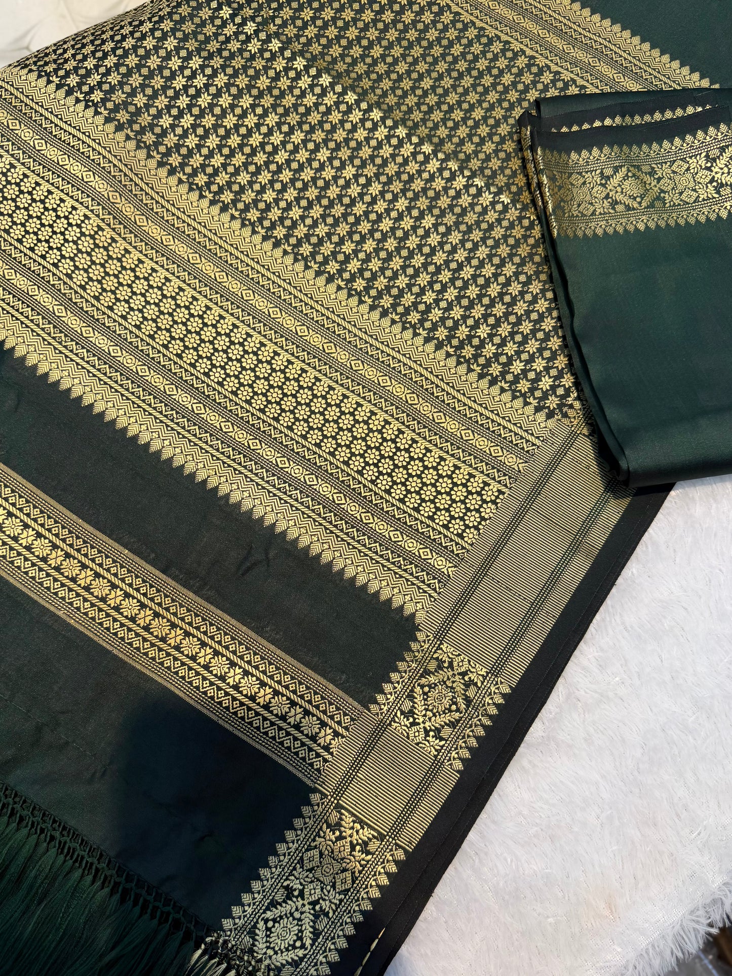 🌲 Stunning Bottle Green & Gold-Tone Semi-Khor Woven Piece 🌲