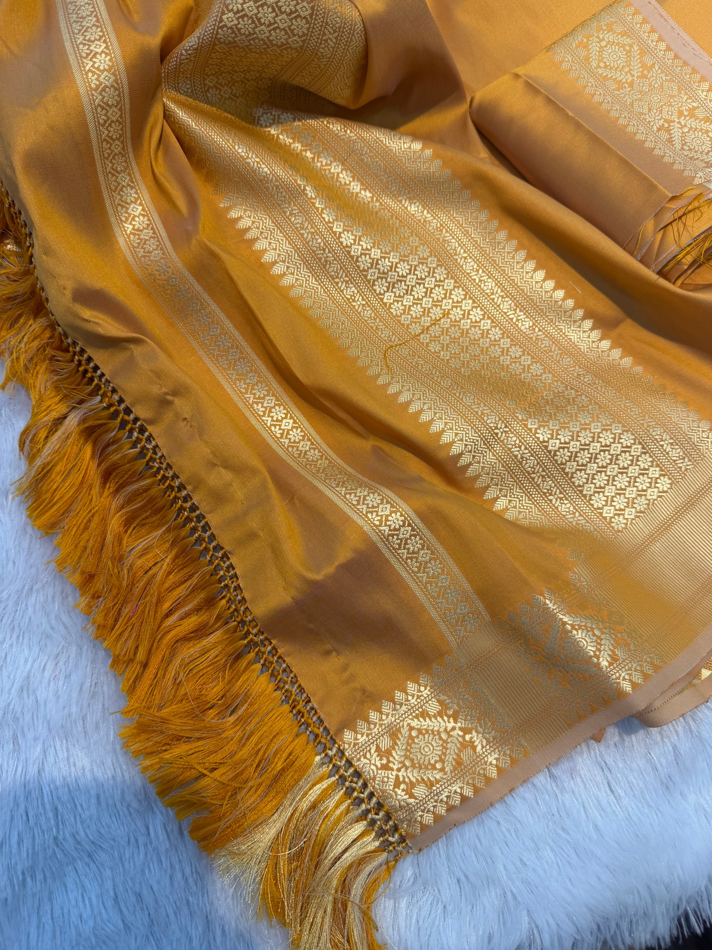 mastard colour with golden part unbelievable combination at your budget lah dep thain