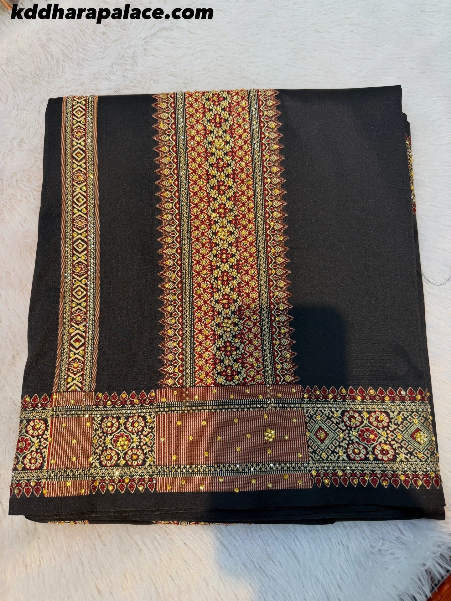Black, bold, and absolutely breathtaking. 🖤 What do you think of the pretty combination on this classic Stone Dhara that pat dep thain borders add the perfect touch of royal elegance. Tag someone who would look stunning in this! 👇