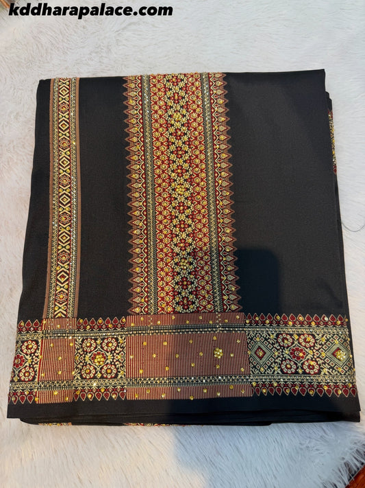 Black, bold, and absolutely breathtaking. 🖤 What do you think of the pretty combination on this classic Stone Dhara that pat dep thain borders add the perfect touch of royal elegance. Tag someone who would look stunning in this! 👇