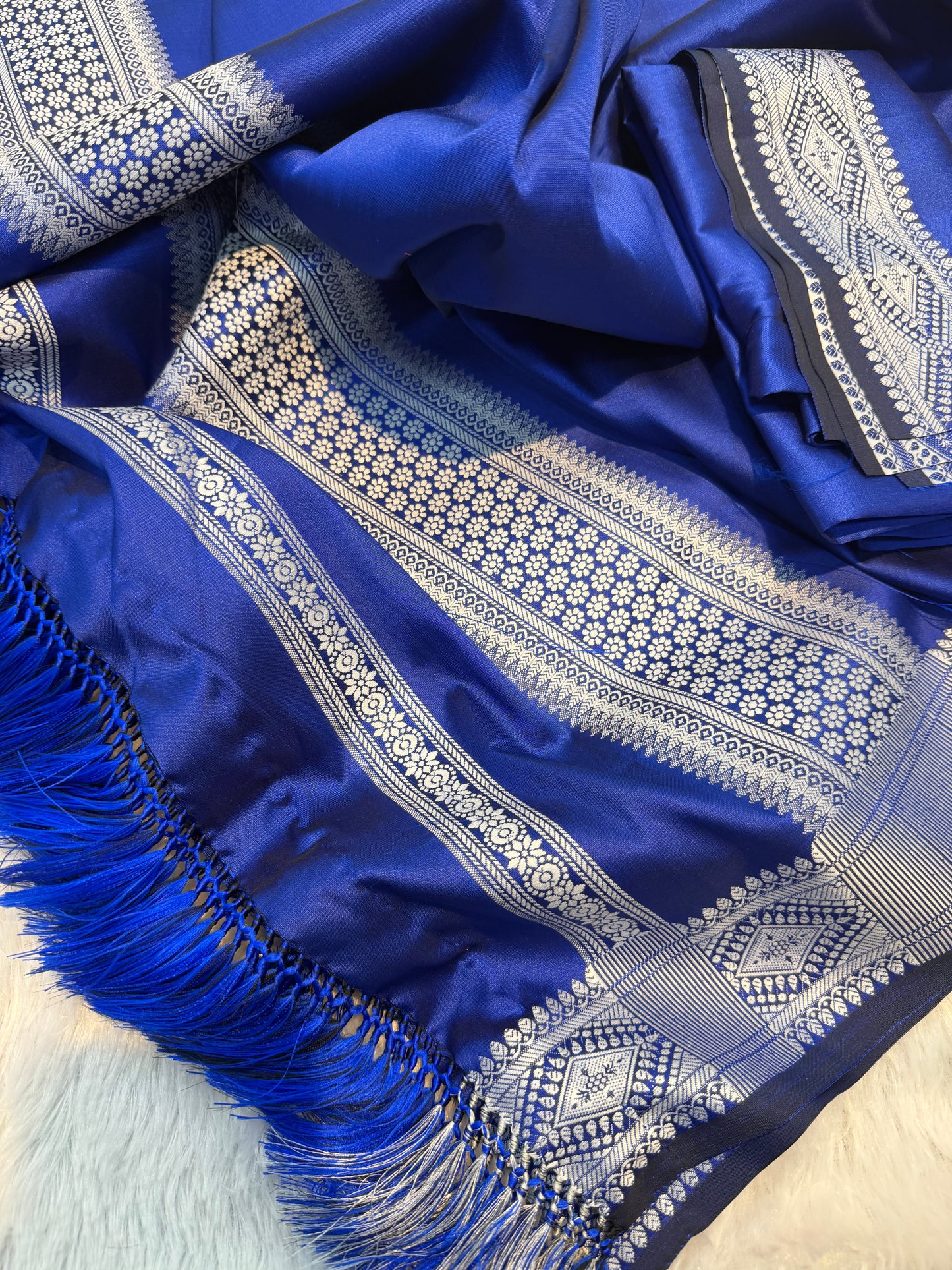 blue OD dhara with silver part lah dep thain look check the design quality and color combination