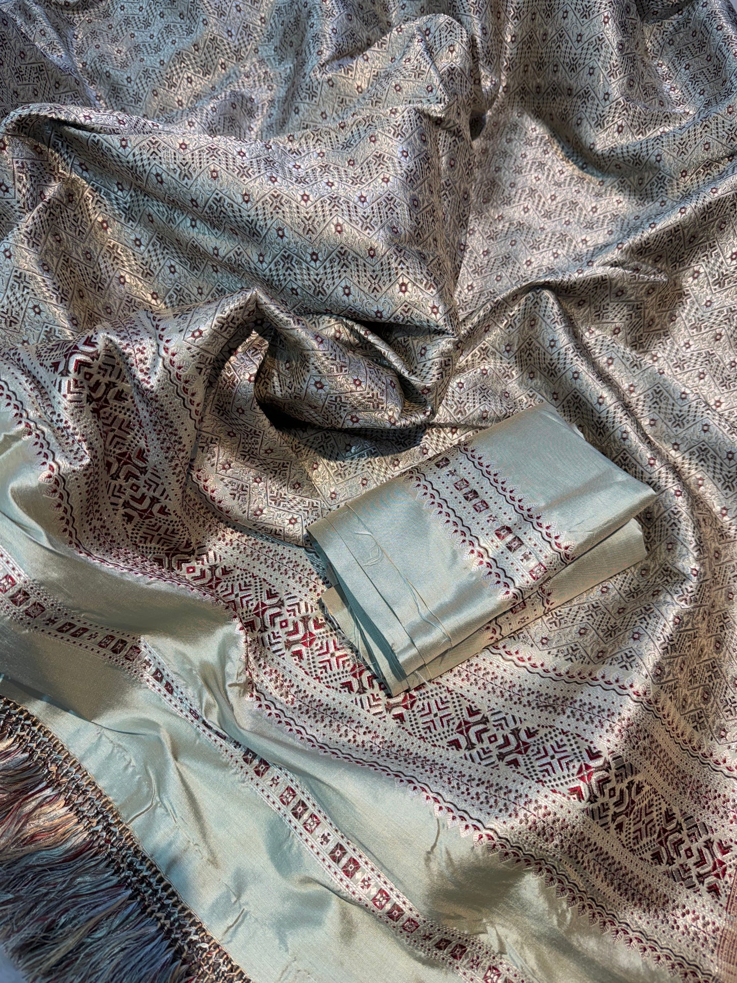 Luxury You Can Wear. Tradition You Can Feel. 💎
Introducing our Premium Full Khor Dhara—where 100% original silk meets breathtaking artistry.